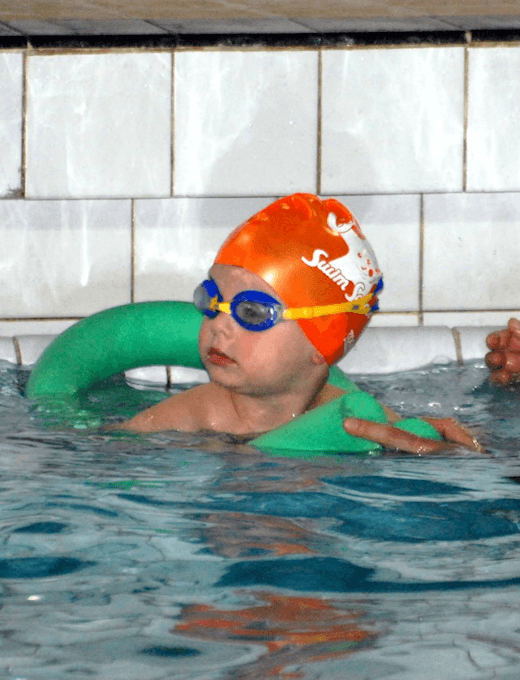 toddler swimming lesson with woggle