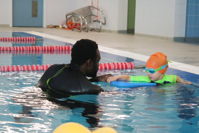 Small Group Swimming Lessons vs Leisure Centre Swimming Lessons: What do you get for your money? smallgroupswimminglessonsvsleisurecentrelessons